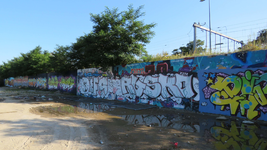 833756 Afbeelding van een reeks graffitikunstwerken uit 2017, op een muur langs het skatepark De Yard 2.0 op het ...